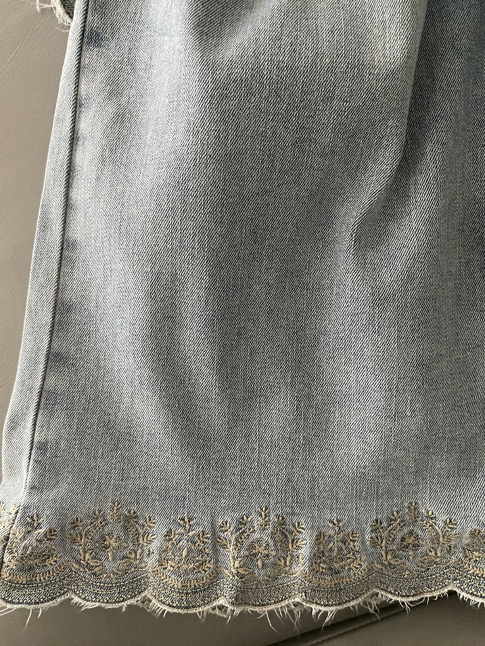 High-Rise Light Wash Women's Jeans wide leg embroidered hem - Picture 9 of 12